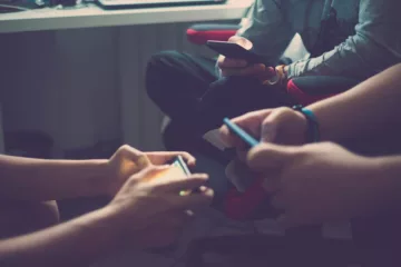 Uważność w erze nadmiaru – jak ograniczyć szkodliwy wpływ social mediów?
